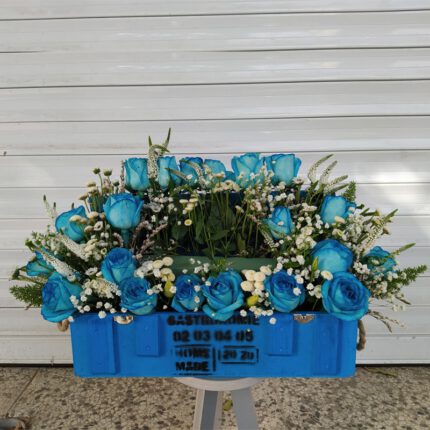 باکس گل همراه با هدیه آبی رزالیا