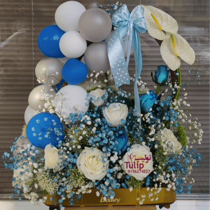 باکس گل تولد سفید آبی همراه تزیین بادکنک رزالیا